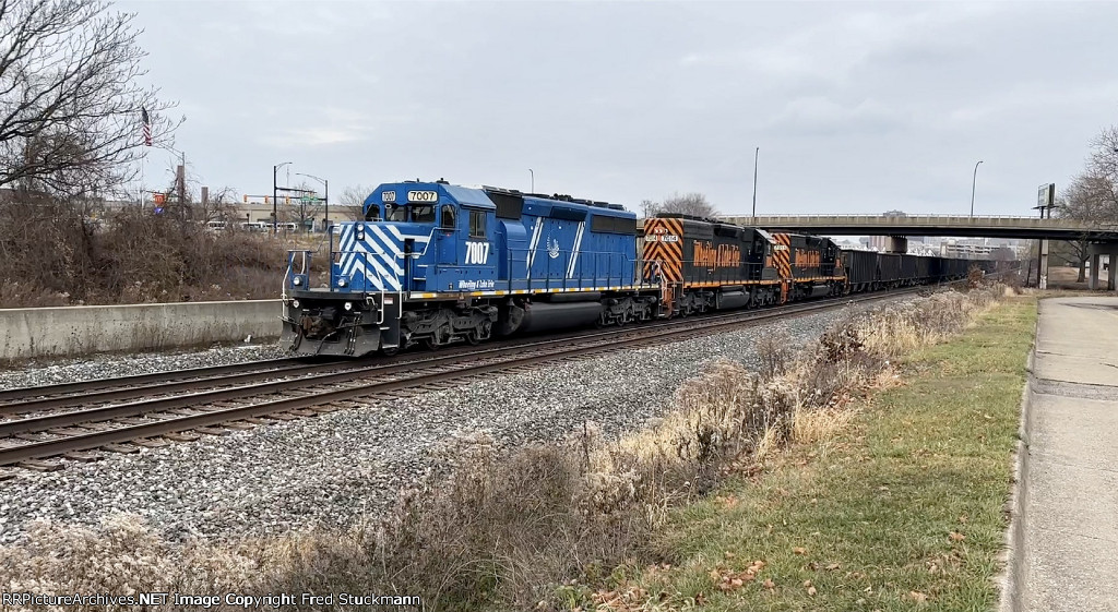 WE 7007 now shoves the empties back to the Wheeling.